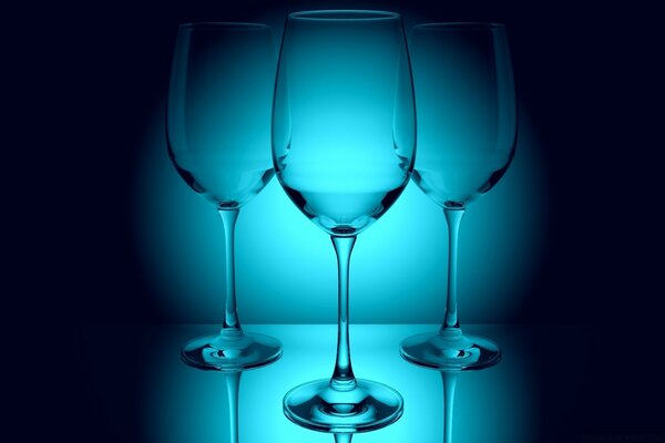 Copas de vino transparentes sobre fondo azul