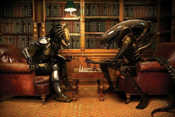 Alien und Predator spielen Schach