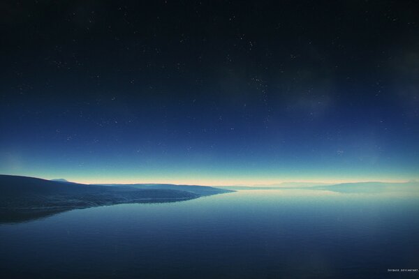 Horizonte luminoso entre el cielo oscuro y el lago