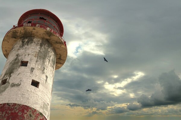 Alter Leuchtturm auf grauem Himmel Hintergrund