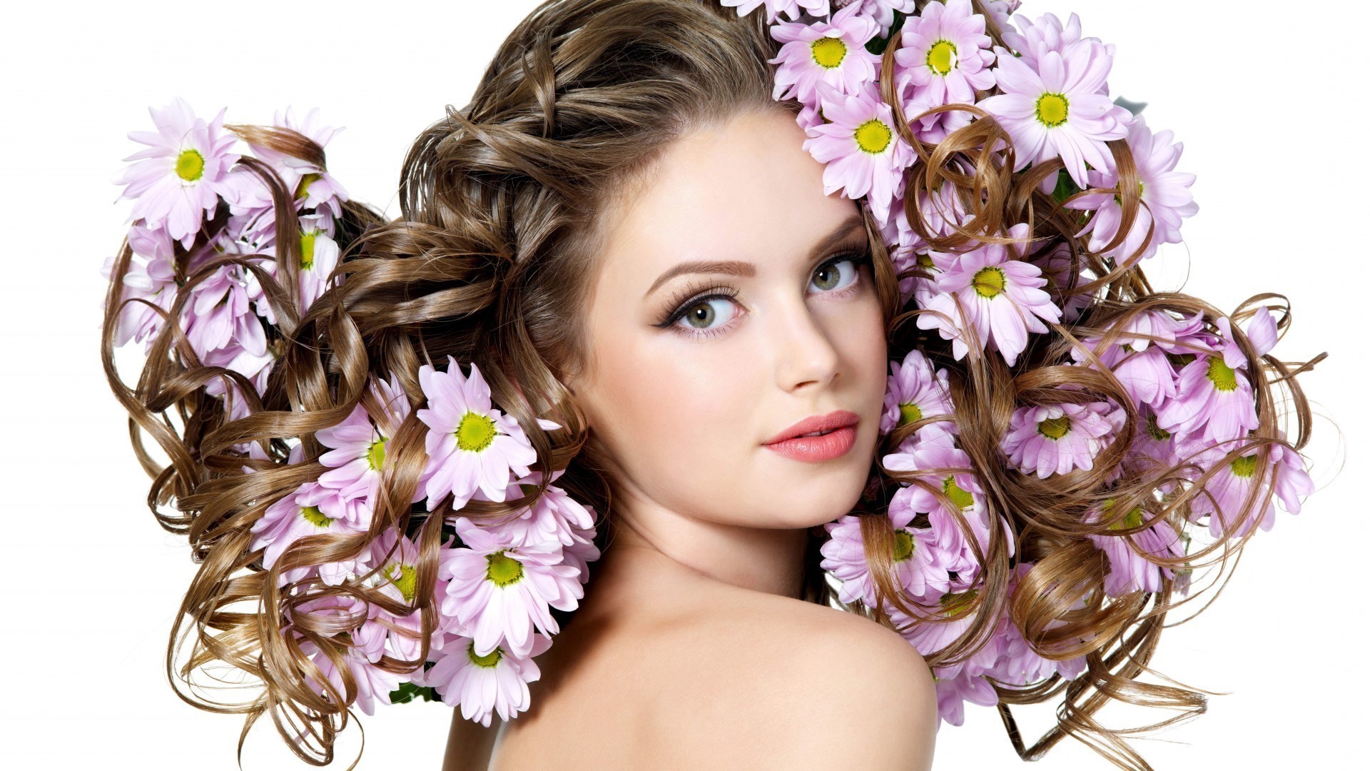 rosto e sorriso flor bonita natureza floral mulher bonita flora buquê verão brilhante moda jovem folha pétala bonito cabelo