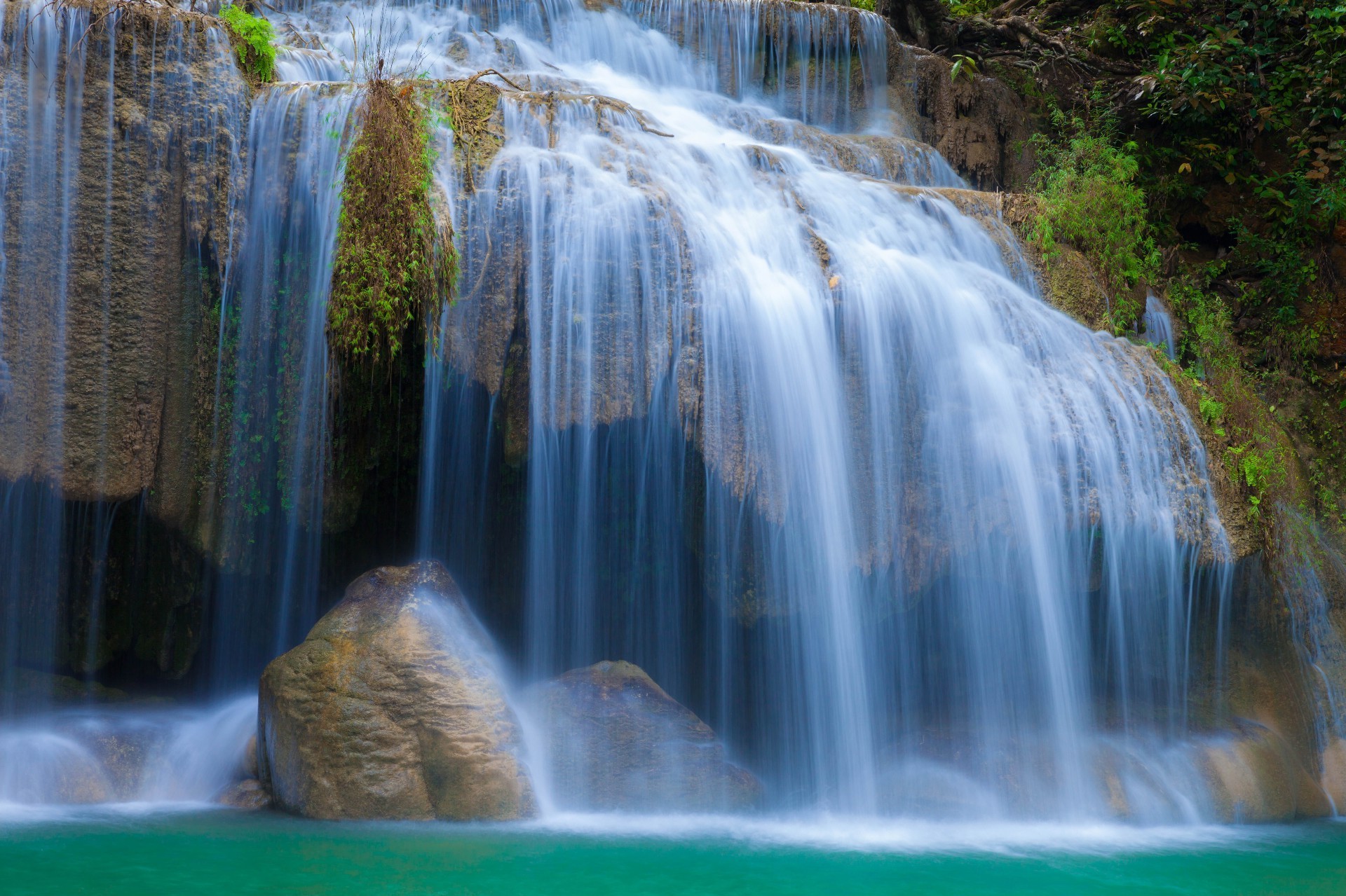 cascadas agua cascada corriente otoño río cascada naturaleza mojado movimiento corriente limpieza madera viajes al aire libre splash piscina roca desenfoque hoja