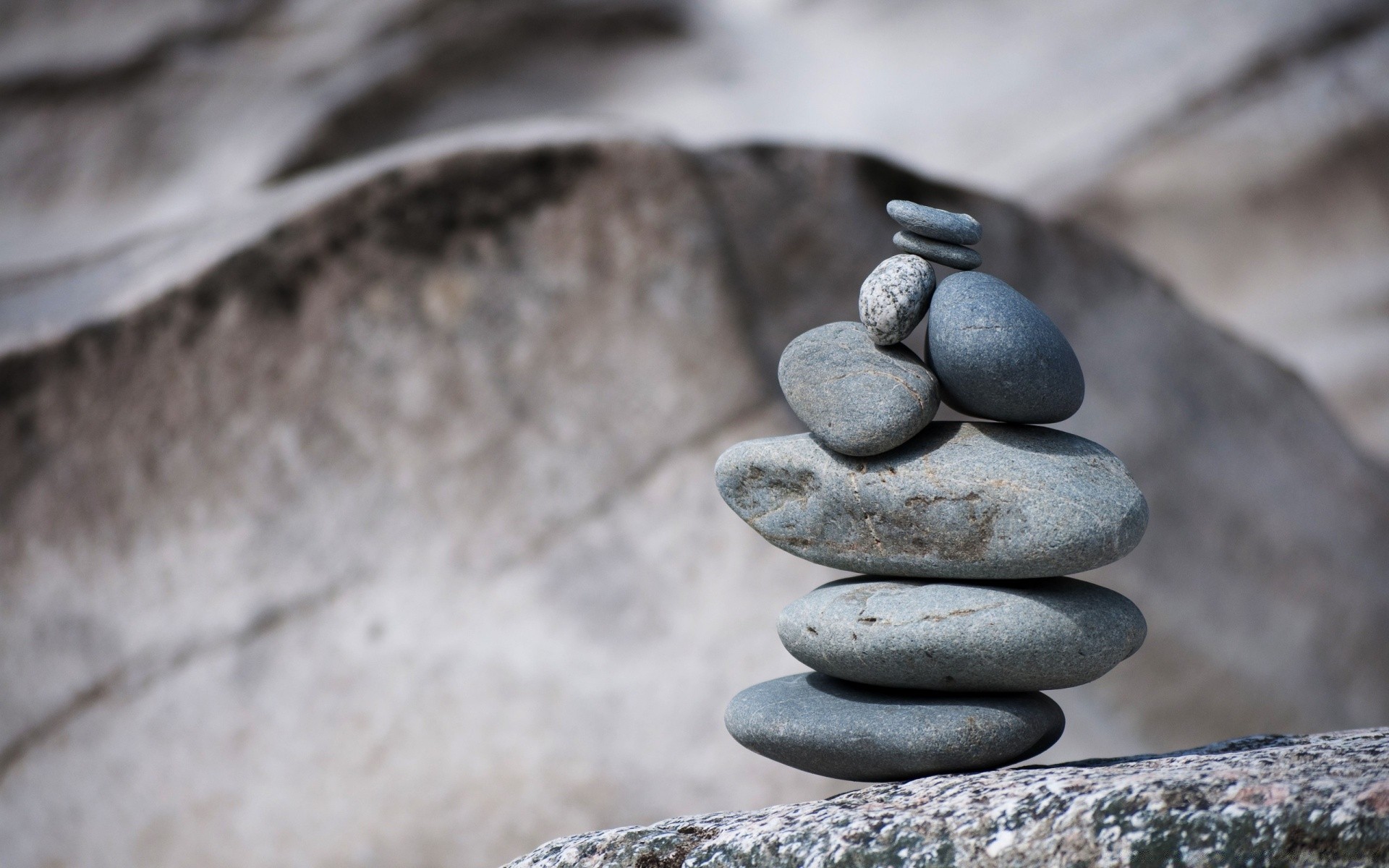 makro zen stabilność równowaga rock harmonia medytacja bruk kamień boulder gładki natura porządek spokój prostota granit duchowość stosy