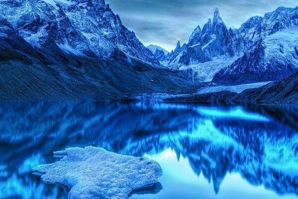 Paesaggio del Lago di montagna invernale