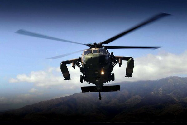 Helicóptero contra el cielo oscuro