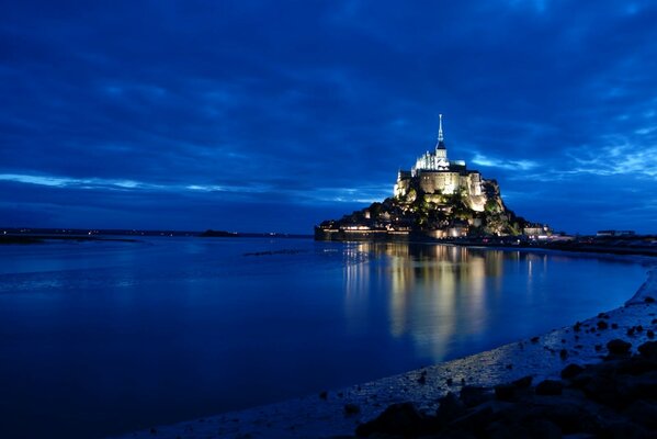 THE CASTLE ON THE PENINSULA AT NIGHT WITH ILLUMINATION