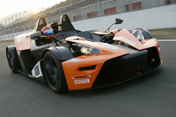 Une voiture de course sur la piste montre de quoi il est capable