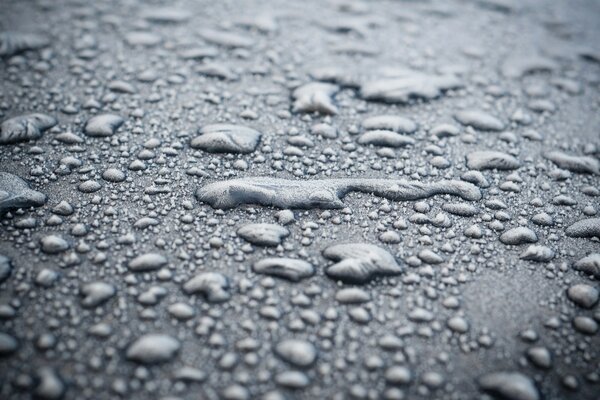 تصوير الماكرو لسطح الأرض الجافة التي سقطت عليها قطرات المطر الأولى