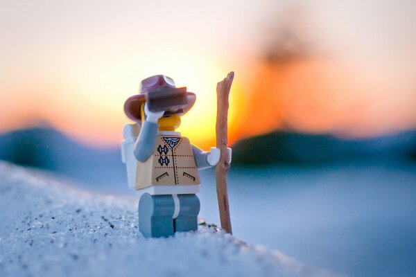 Lego-Mann reist im Schnee