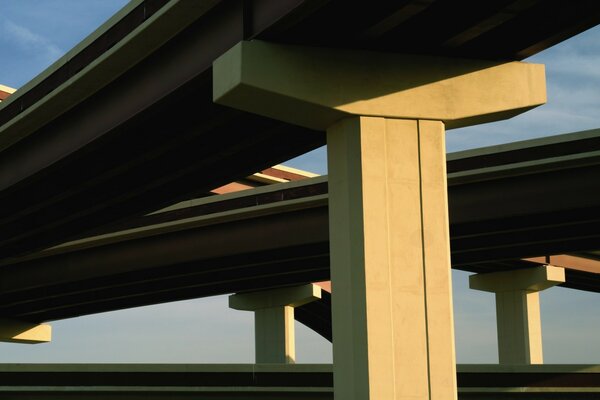 Système des transports. Viaduc vue de dessous