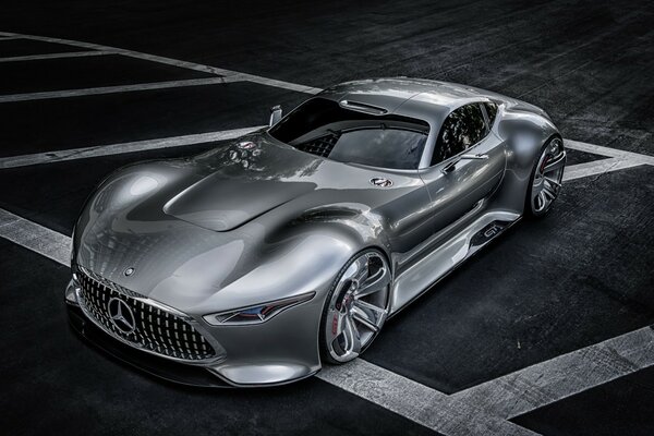 Novo modelo Mercedes em cor cromo