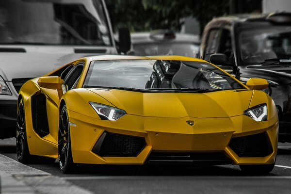 Carro de corrida amarelo entre o fluxo de carros