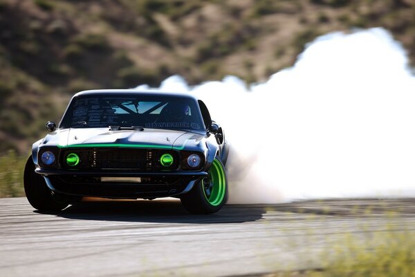 Carro verde Drift na pista junto com a fumaça