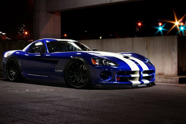 Dodge Viper en la ciudad de la noche