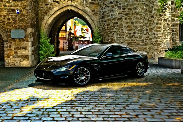 Voiture noire sur le trottoir