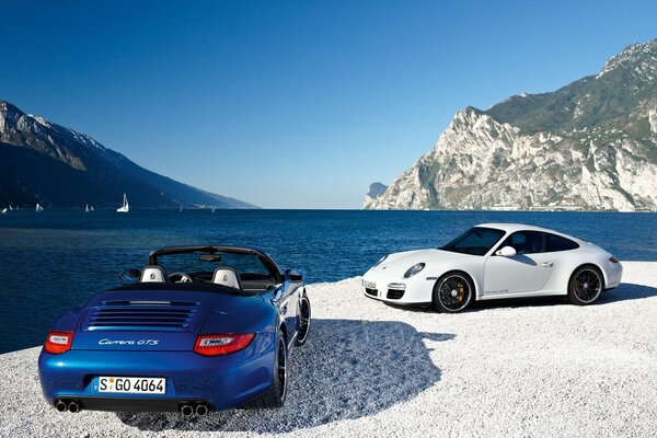 Foto di auto sportive sullo sfondo della neve e del mare