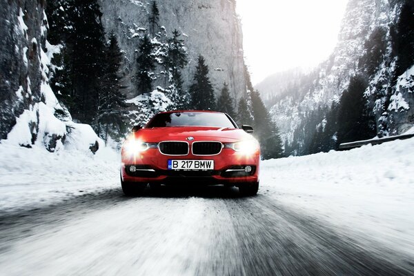 Hermoso coche frío invierno