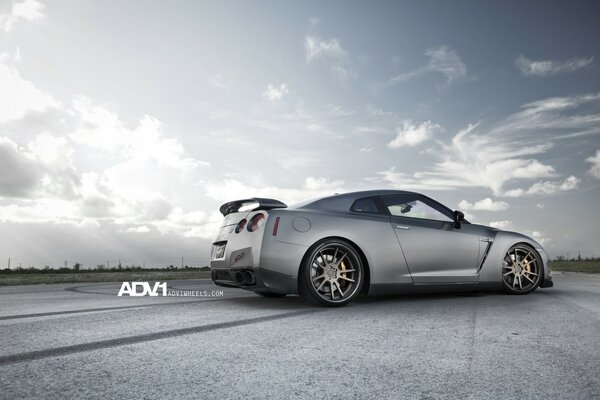 Une voiture dans les nuages