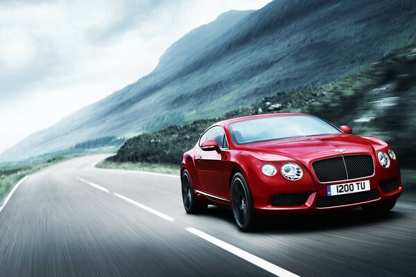 Foto di auto sportive Bentley sullo sfondo di strade e montagne