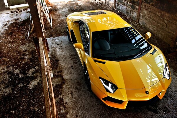 Ferrari jaune dans un garage abandonné