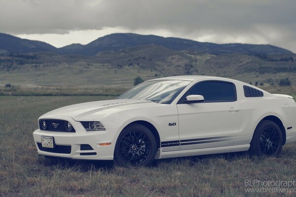 Ford mustang sullo sfondo delle montagne