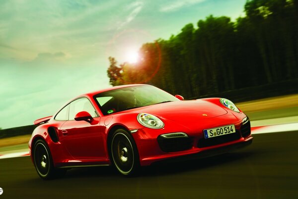 Rouge Porsche 911 sur la route