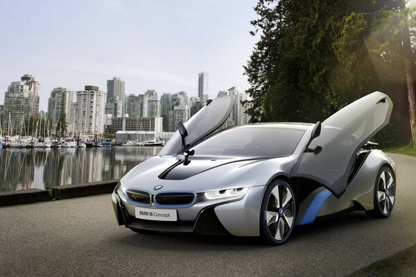 Imagen de un coche deportivo bmw en el fondo de la ciudad