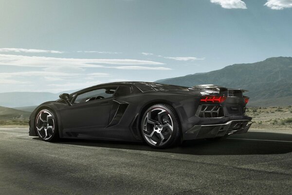 Lamborghini negro en el fondo de las montañas