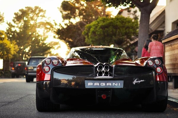 Une voiture Pagani est garée dans la ville