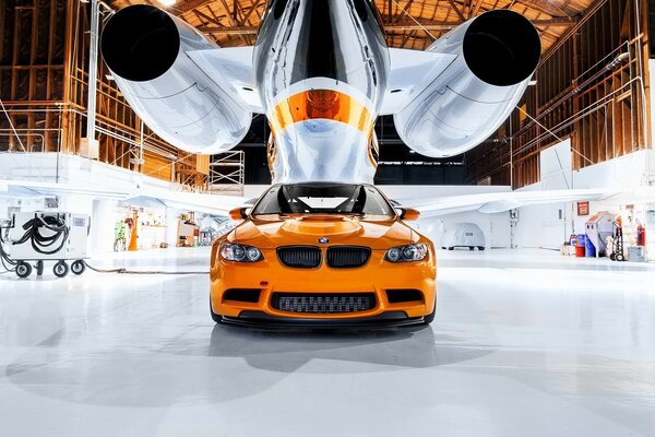 Auto bmw sullo sfondo di un aereo in un hangar