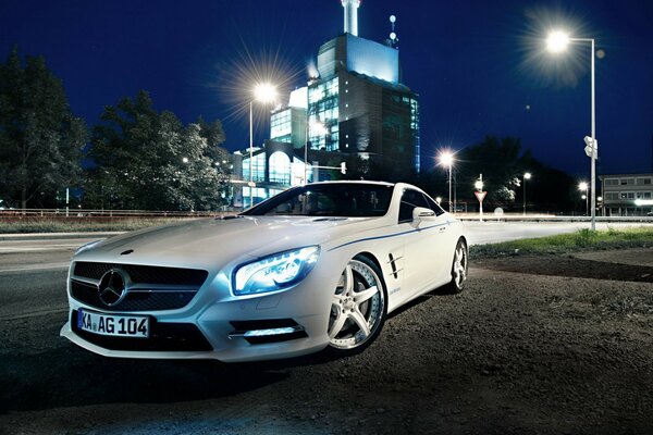 Mercedes blanco en la ciudad de la noche