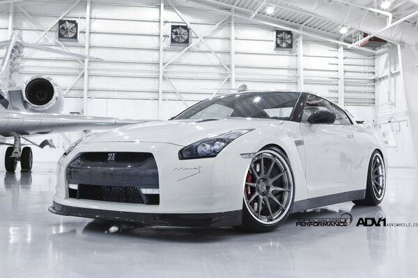 Belle voiture blanche dans le garage blanc