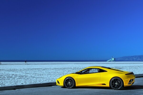 Voiture jaune sur l océan