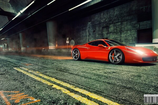 Roter Ferrari fährt auf der Straße