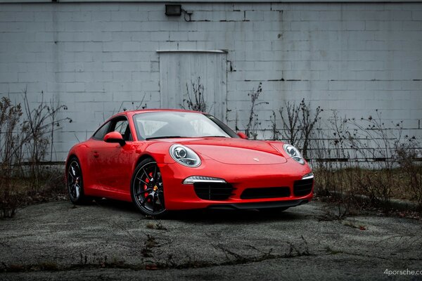 Porsche sportiva rossa sulla strada