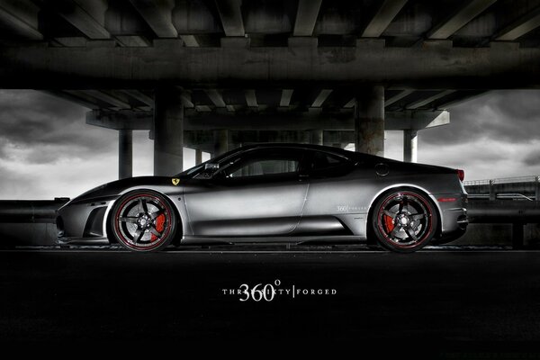 Voiture de sport Ferrari sous le pont