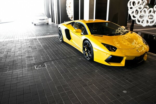 Voiture de course jaune garée