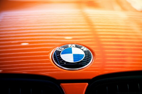 BMW-Auto-Abzeichen auf orangefarbenem Hintergrund