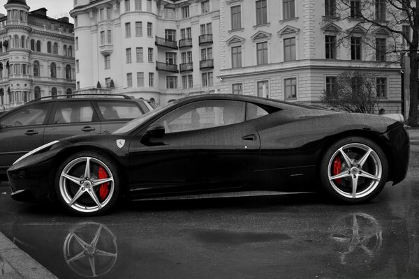 Foto en blanco y negro de un coche en una calle de la ciudad