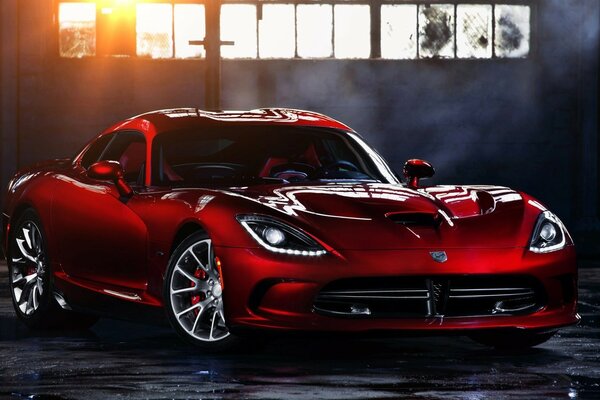 Voiture de course rouge dans une pièce sombre