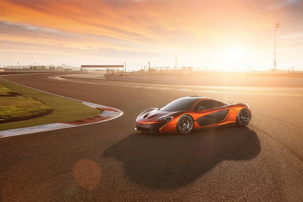 Car sport orange au coucher du soleil