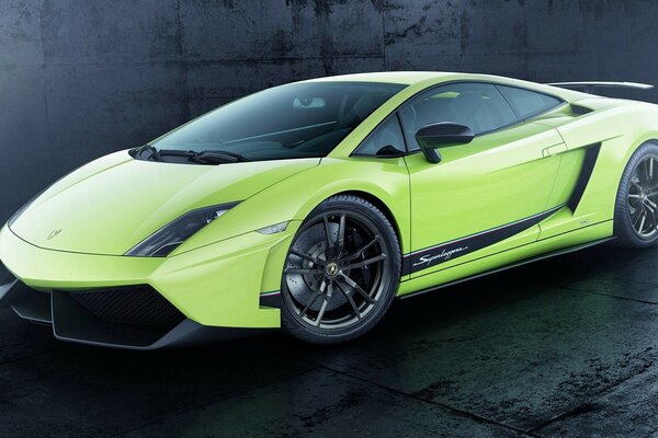 Auto sportiva al neon verde