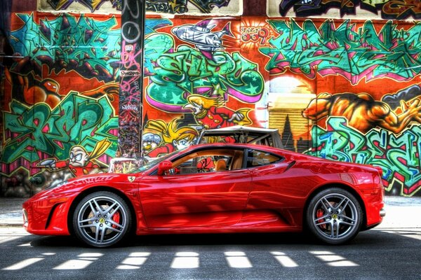 Voiture rouge sur fond de graffiti