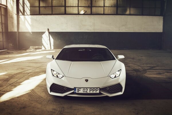 Carro na garagem cor branca Lombardini