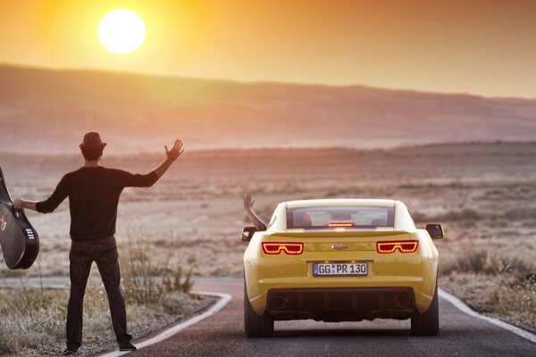 Sportwagen auf der Straße mit einem Henker