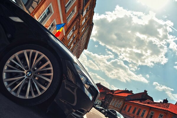 Teil des schwarzen Autos auf dem Hintergrund der Stadt