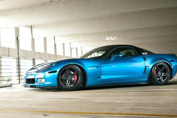 Voiture de couleur bleue avec roues noires