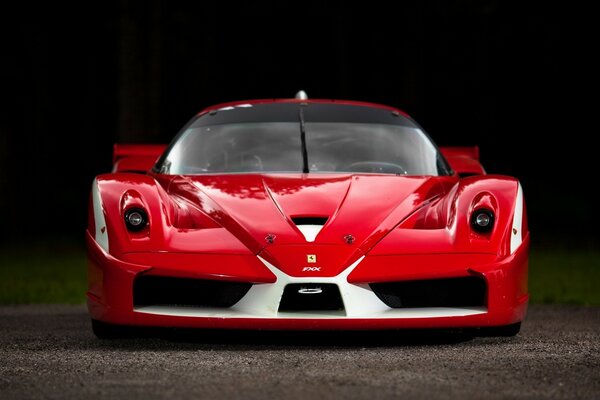 Coche rojo en la acera por la noche