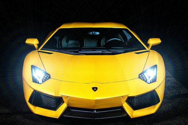 Voiture très jaune, avec des phares lumineux 