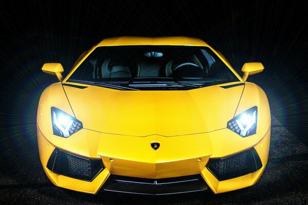 Çok sarı bir araba, parlak farlarla 